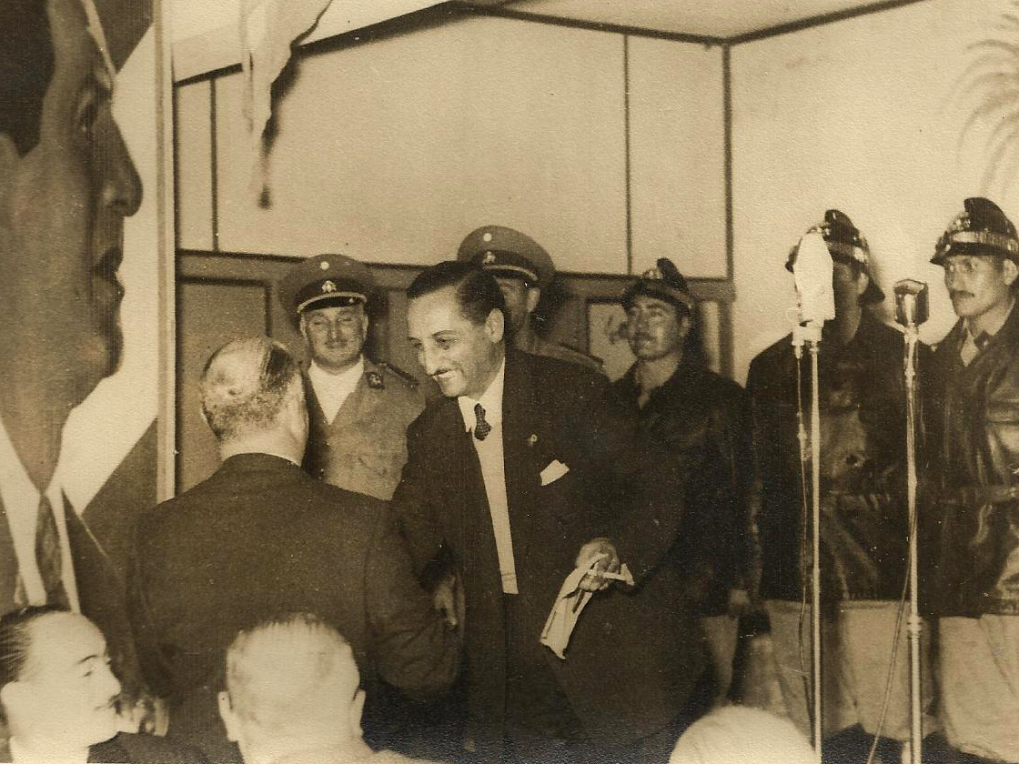 Carmelo Policicchio cuando fundó los bomberos de Morón saludado por el intendente Cesar A. Villegas 1953