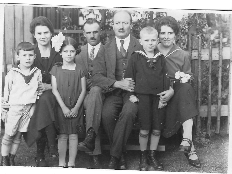 Heinz de chico con su familia en Alemania
