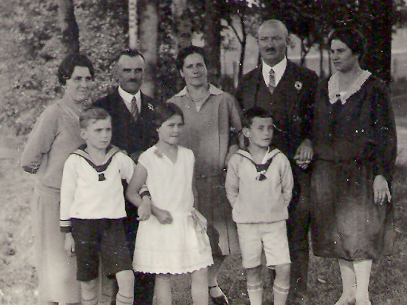 Heinz de chico con su familia en Alemania