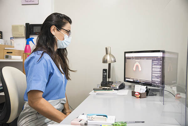 Dra. Leticia Battilana - Dentista - Odontologa - Ortodoncia - Implantes