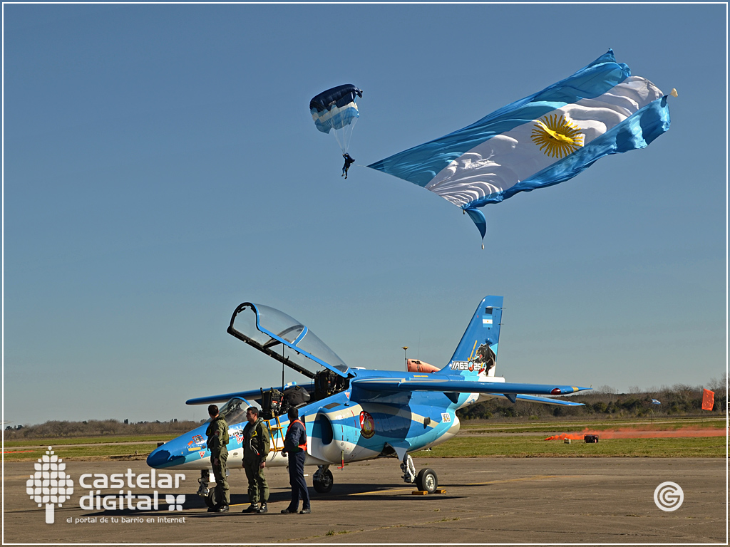 IA-63 Pampa y paracaidista en Argentina Vuela 2014