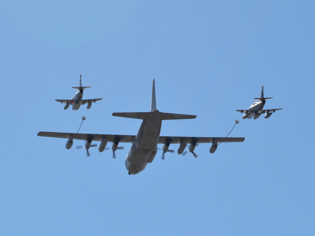 Otra toma del KC-130 y los A-4AR