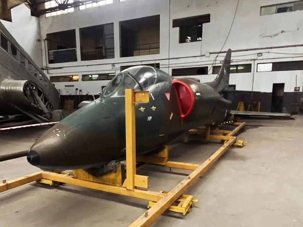 A-4B C-240 en el hangar de restauraciones del MNA. 
Foto: SM (R) Walter Marcelo Bentancor, Jefe del Departamento de Investigaciones Históricas del MNA. 