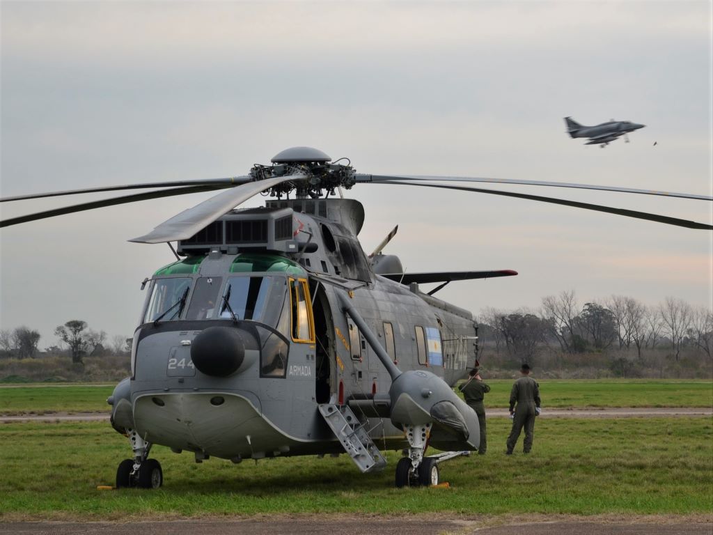 Sikorsky S-61T Tritón de la Segunda Escuadrilla Aeronaval de Helicópteros con asiento en Base Aeronaval Comandante Espora y detrás un A-4AR de la Fuerza Aérea. 