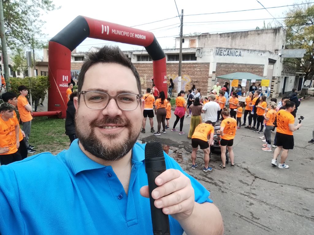 Selfie de Leandro Fernández Vivas, conductor del evento y Director Periodístico de Castelar Digital. 