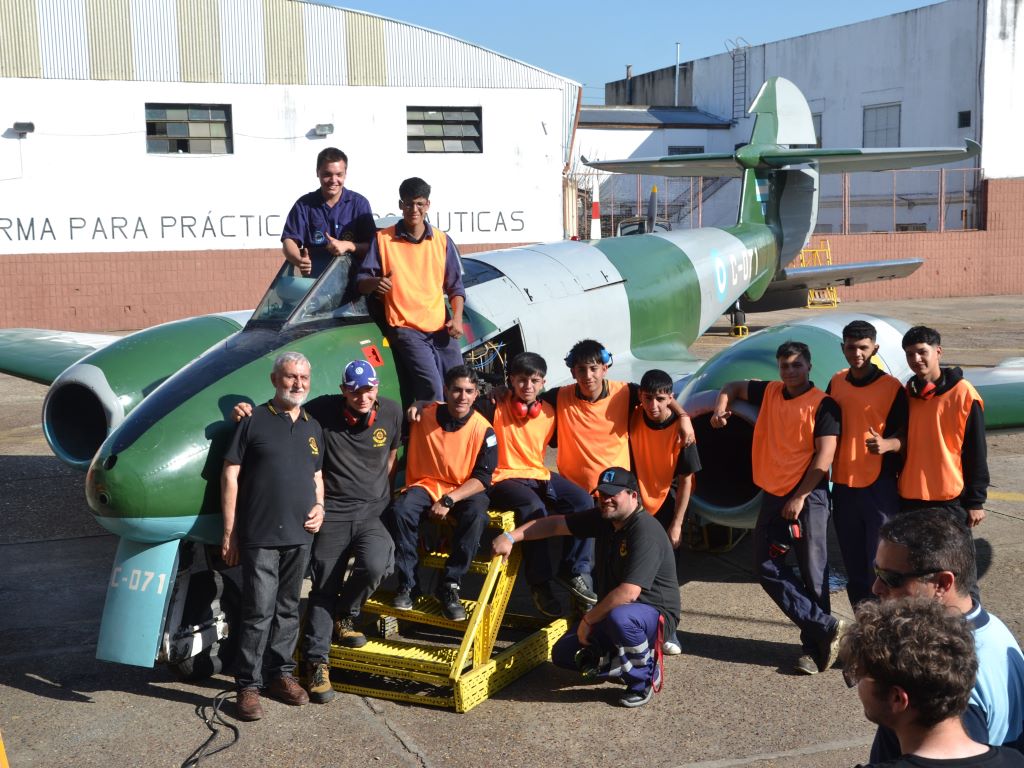 El equipo que devolvió a la vida al Gloster y sus motores Rolls Royce Derwent. 