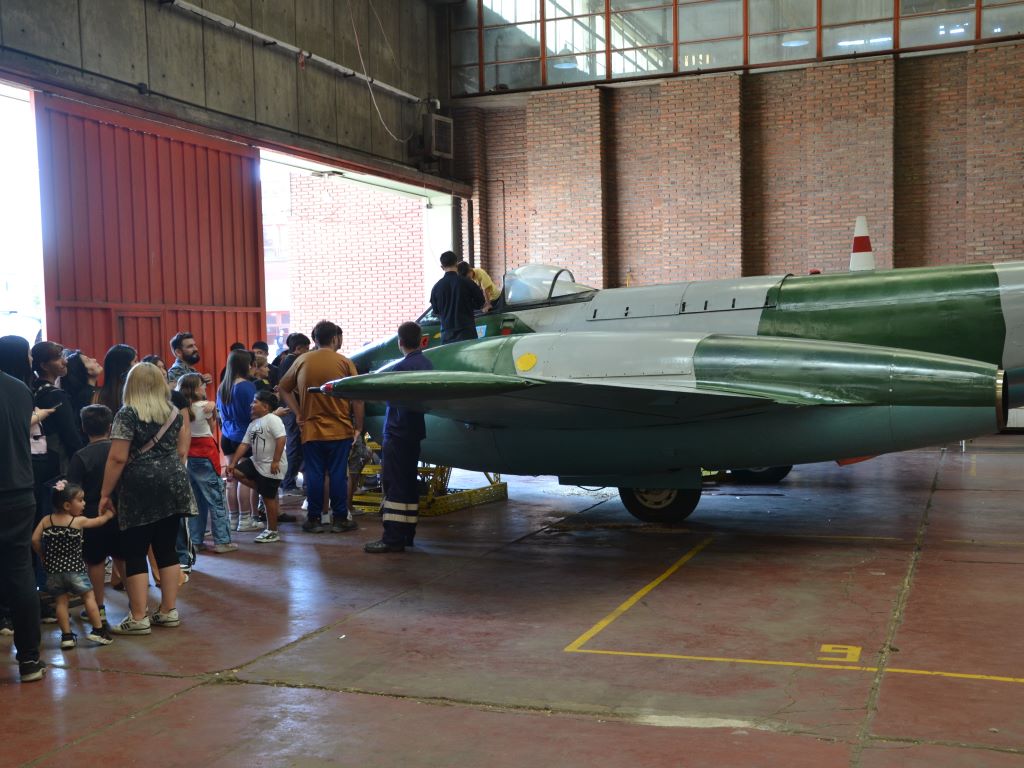 El público pudo sentarse en la cabina del Gloster Meteor. 