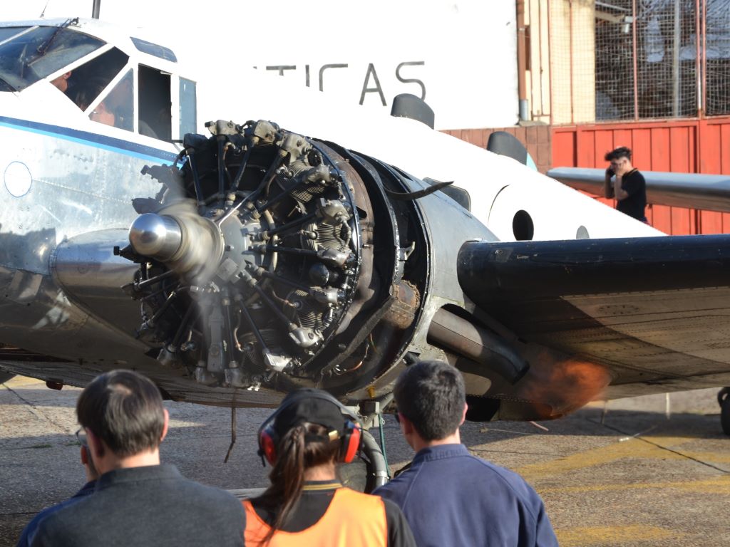 Fogonazo en el escape del C-45.