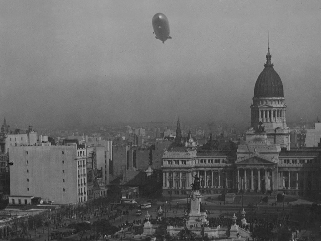 El dirigible sobre el Congreso de la Nación. 
Foto: AGN. 