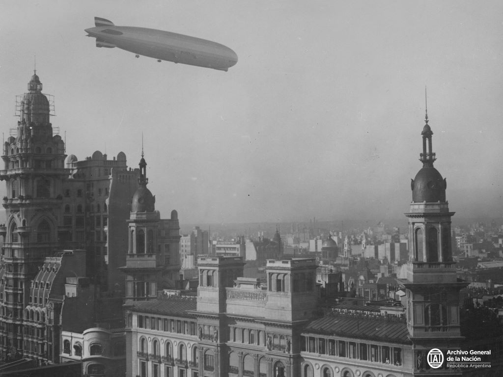 El Graf Zeppelin y las cúpulas de Avenida de Mayo en Buenos Aires.
Foto: AGN. 