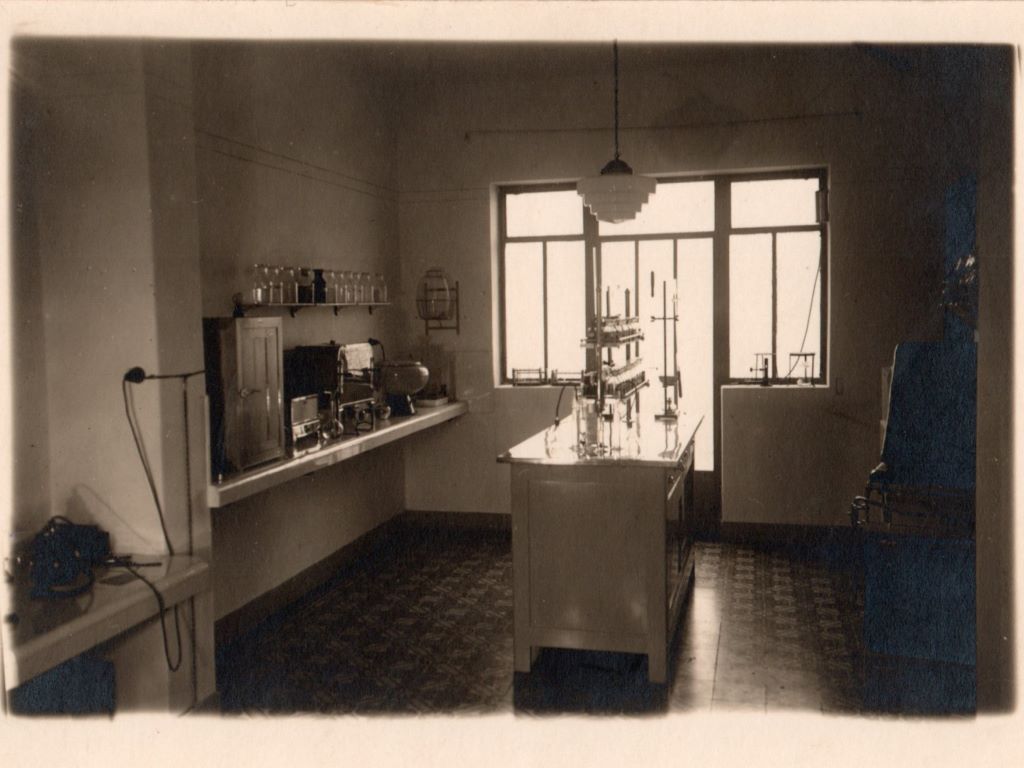 Primer Laboratorio del Doctor Viola en Rufino. Circa 1935.