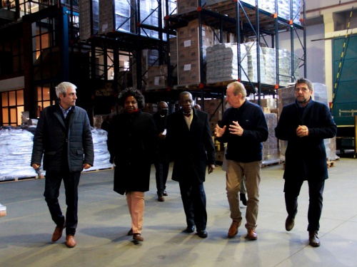 El embajador de Angola visitó industrias y comercios de Morón