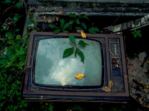 Morón junta televisores, radios y equipos viejos para volverlos a la vida