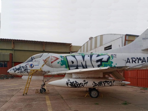 Grafitearon un avión de Malvinas pero los alumnos lo recuperaron
