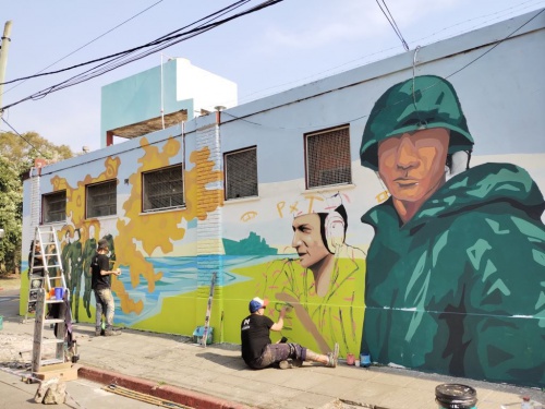 La Escuela 83 pintó un mural en homenaje a un Veterano de Malvinas