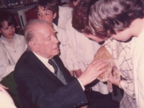 Día del libro: Cuando Borges dio una charla y acarició un gato en Villa Sarmiento
