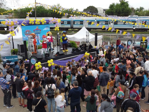 Fiestón: 25 mil personas celebraron el cumpleaños de Castelar Digital y La West en la plaza del vagón