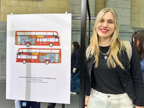 Una artista del oeste fue seleccionada para filetear los buses turísticos porteños