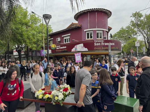 Emoción: Peregrinación llevó a la Virgen del Rosario de Pompeya por el centro de Castelar