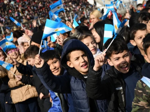 Más de 4500 chicos prometieron fidelidad a la bandera en la cancha de Morón