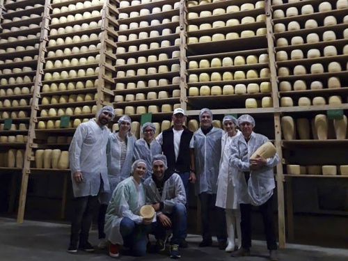 Una PyME de Castelar produce 2400 kilos de queso por día