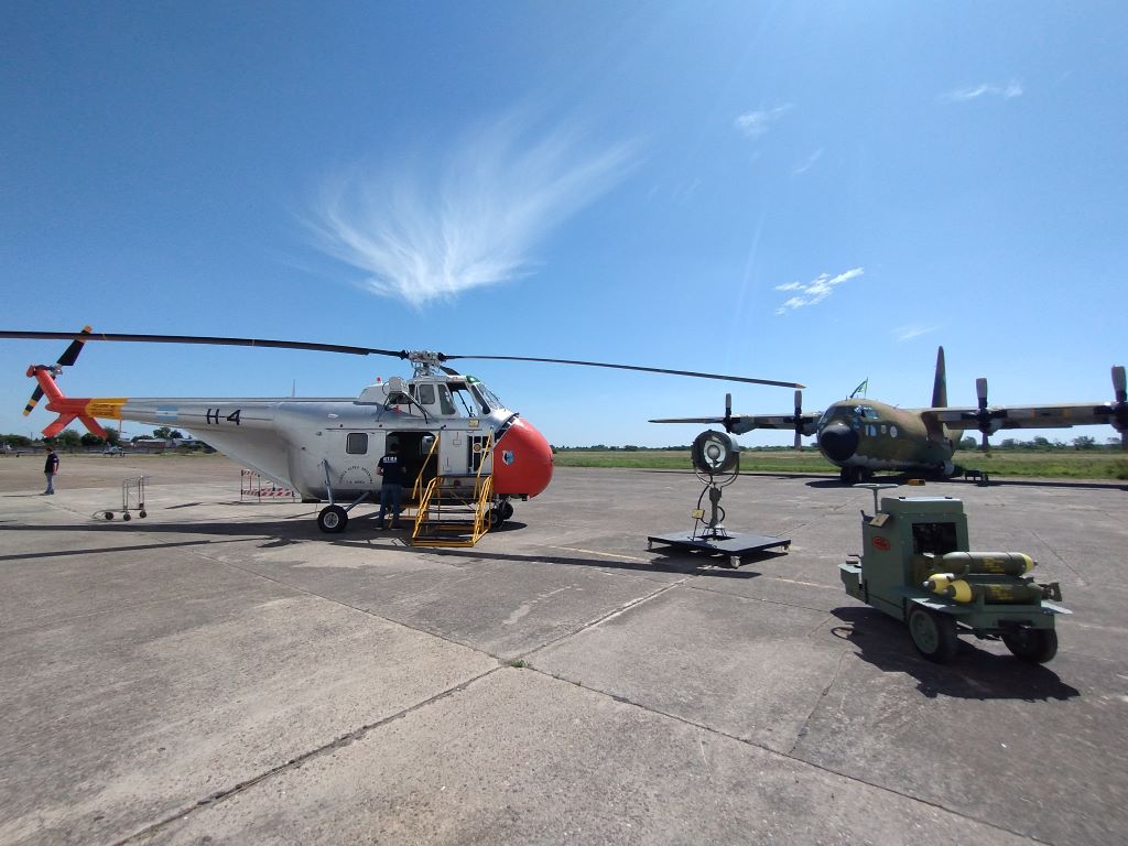 Plataforma de Morón con piezas históricas. De fondo un C-130B.