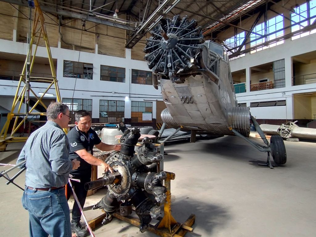 Junker Ju-52 y uno de sus motores desmontado.