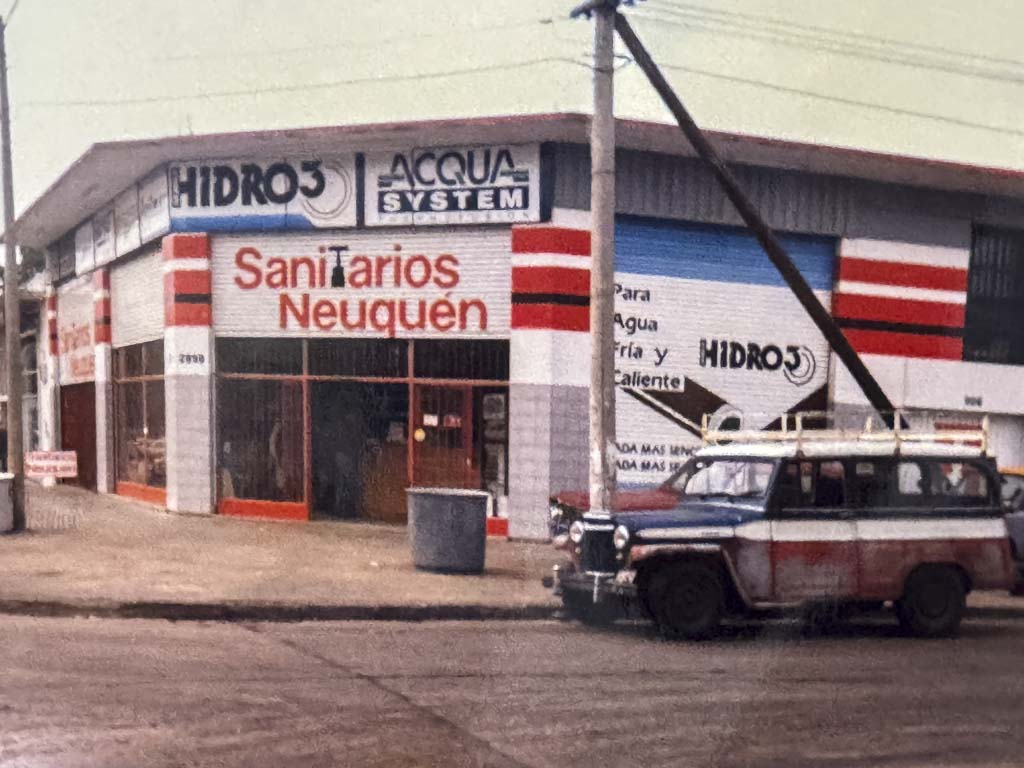 Sanitarios Nequen en su salón de Zeballos 2898.