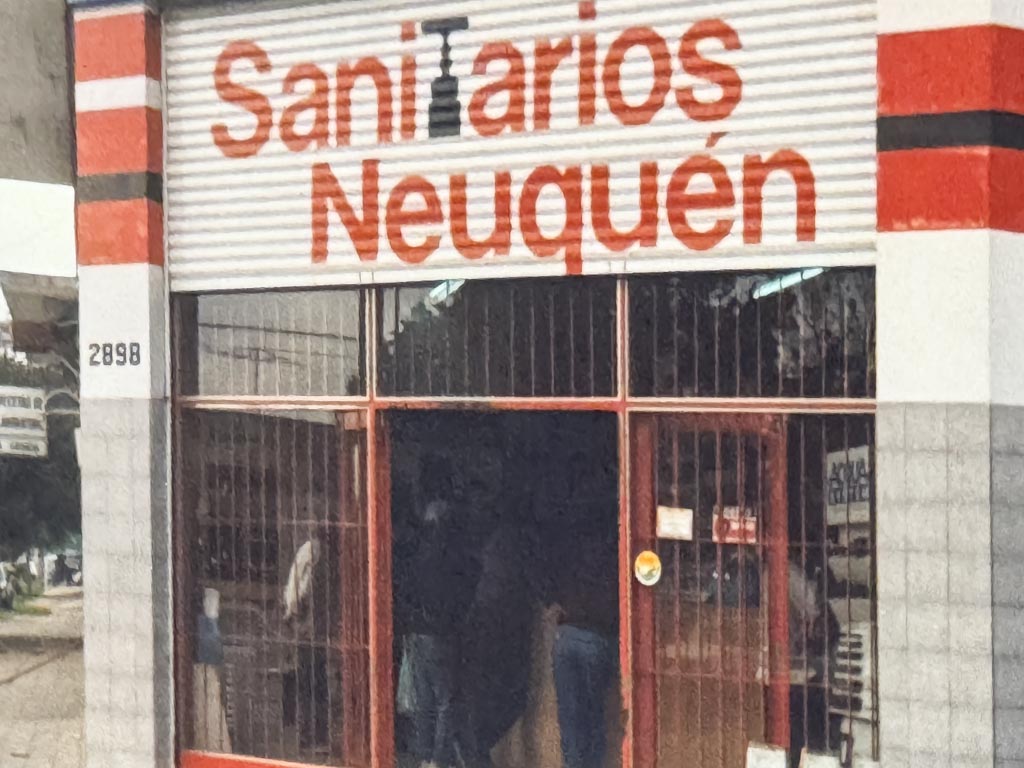 Sanitarios Nequen en su salón de Zeballos 2898.