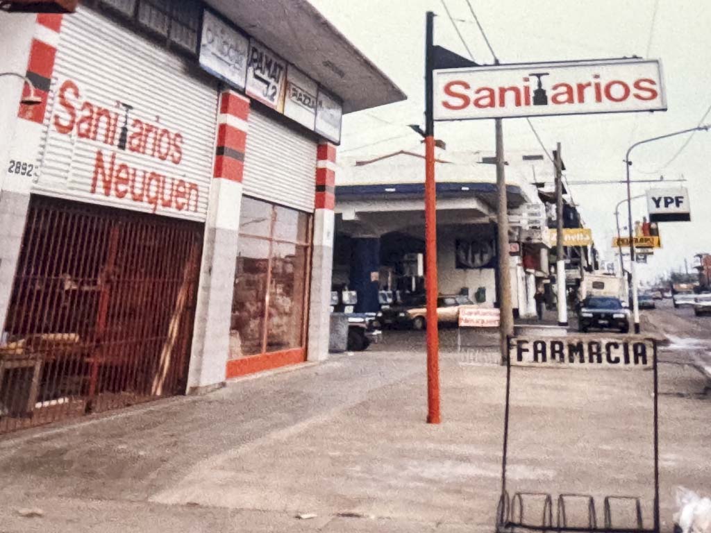 Sanitarios Nequen en su salón de Zeballos 2898.