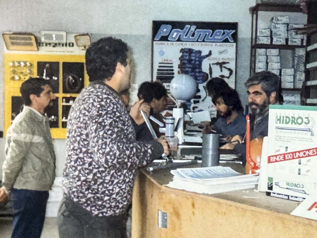 Sanitarios Nequen en su salón de Zeballos 2898.