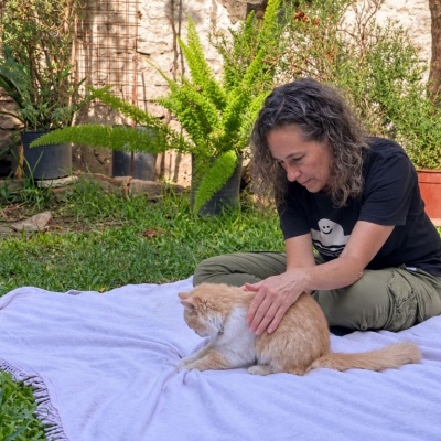 Conocé a la vecina de Castelar que le hace Reiki a perros, gatos y caballos
