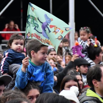 Canticuénticos hizo cantar y bailar a las familias en Morón por el Día de la Niñez