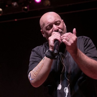 Cucuza Castiello llega a Morón con su Tangolencia Rockera