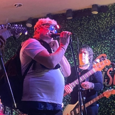 Pity Alvarez tocó de sorpresa en un bar de Castelar