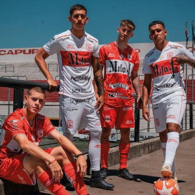 El Deportivo Morón presentó su nueva camiseta con Milo J