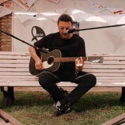 Emiliano Brancciari inauguró "El Banquito de Norita", el nuevo ciclo cultural de la Casa Museo Nora Cortiñas