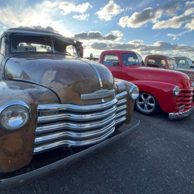 Morón vivió una fiesta Hot Rod entre autos clásicos y aviones históricos