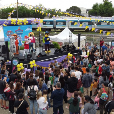 Fiestón: 25 mil personas celebraron el cumpleaños de Castelar Digital y La West en la plaza del vagón