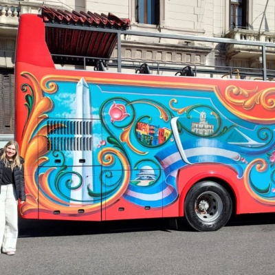 Una artista del oeste fue seleccionada para filetear los buses turísticos porteños