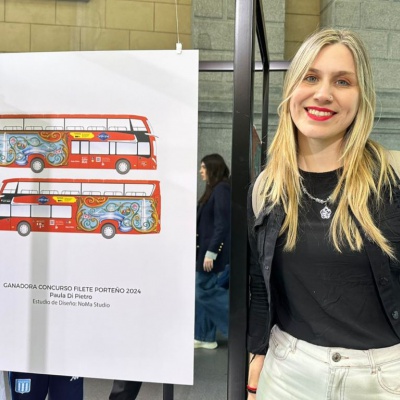 Una artista del oeste fue seleccionada para filetear los buses turísticos porteños