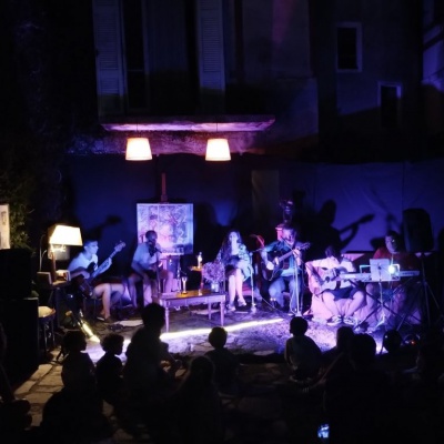 Tilo cerró el año con un show solidario e íntimo en Castelar Sur