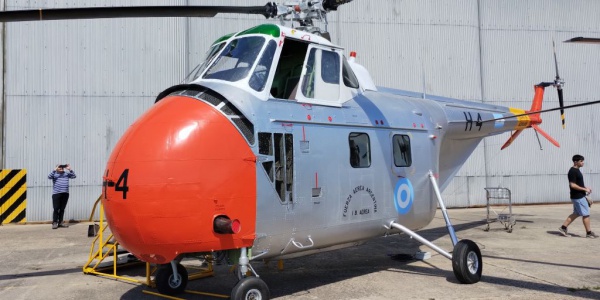 El Museo Nacional de Aeronáutica recibió un restaurado helicóptero Sikorsky S-55